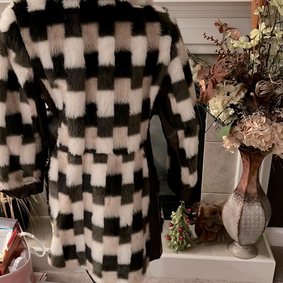 💚NEW ITEM💚 RETRO FAUX FUR & LEATHER COATl - Picture 5 of 8